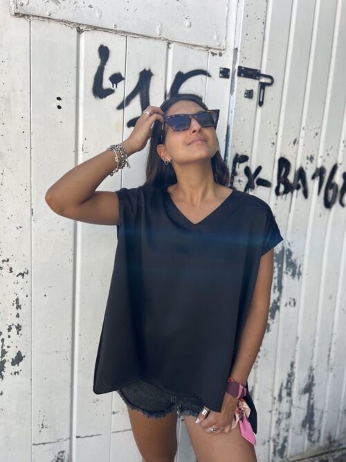 REMERA TOLEDO NEGRA - ESCOTE EN V