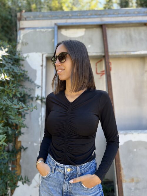 REMERA CLOVE - NEGRA