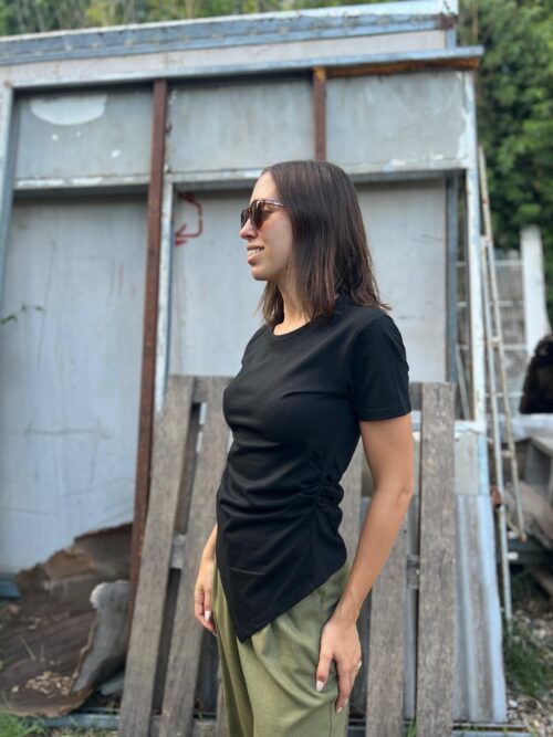 REMERA PETITA NEGRA