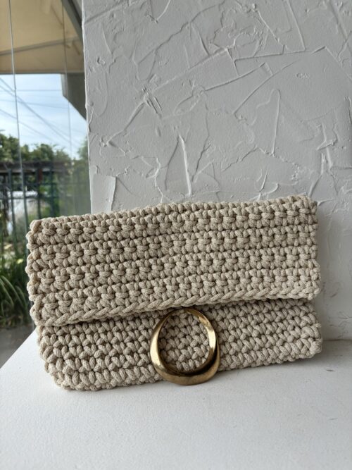 CARTERA BEIGE CON DETALLE