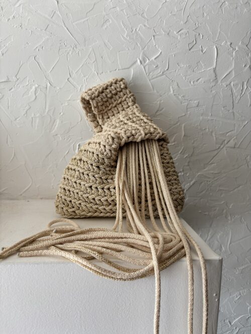 CARTERA BEIGE CON FLECOS